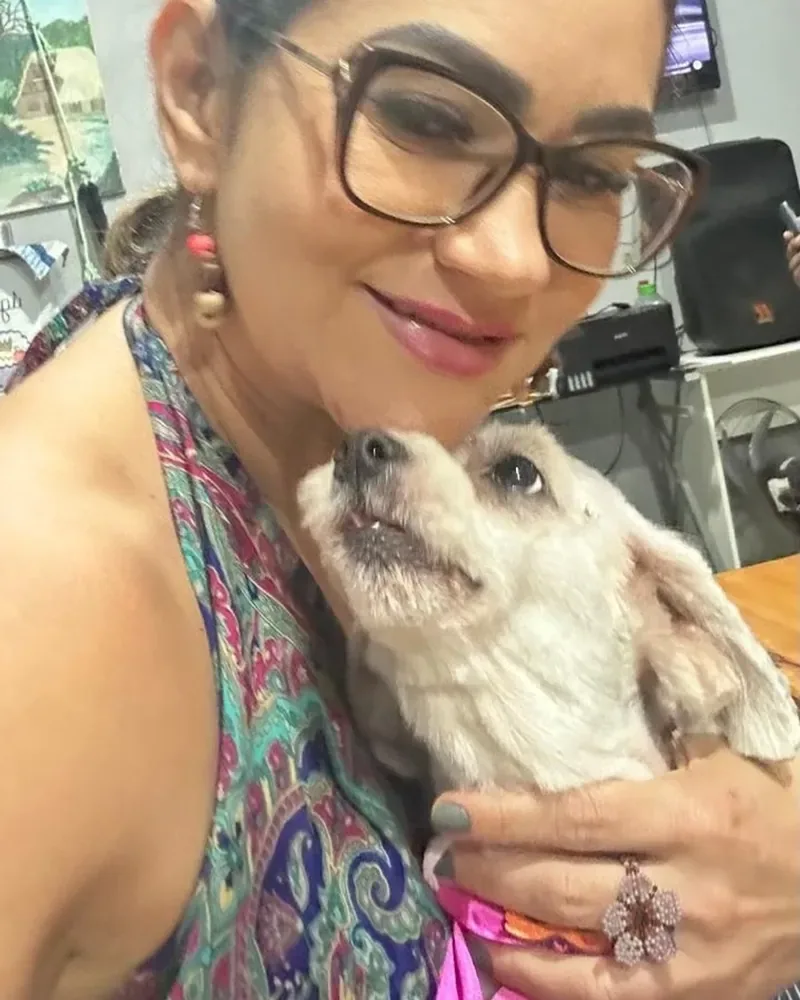 Ana com um cachorro no colo