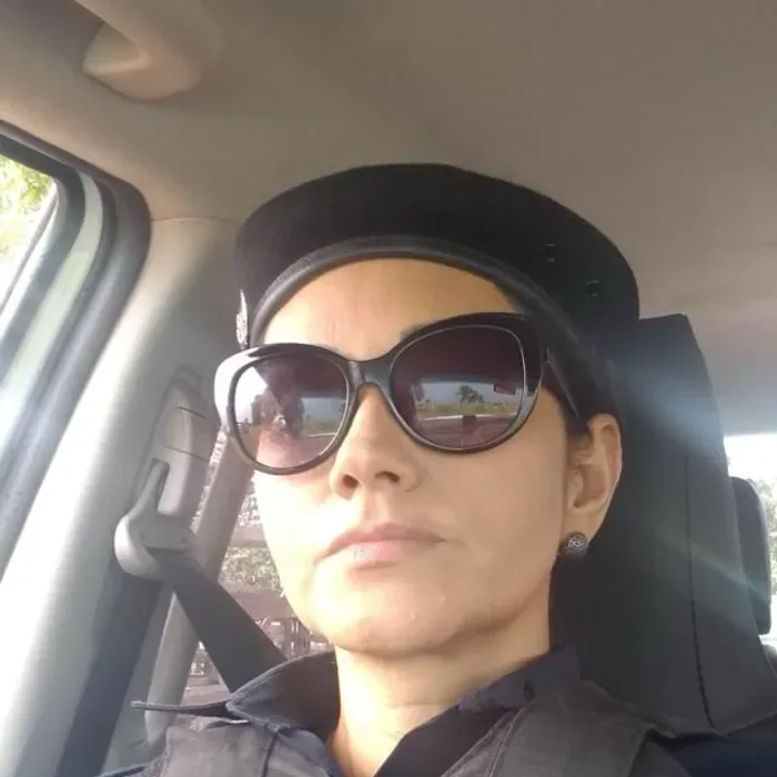 Ana de farda, dentro da viatura