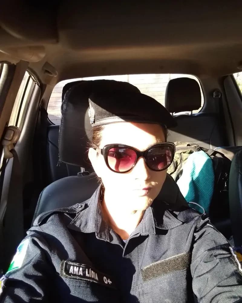 Ana de farda, dentro da viatura